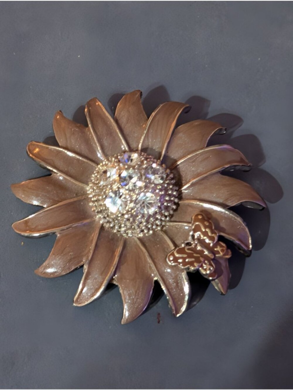 VTG Daisy Flower Brooch With Butterfly Accent 1.75in Beige Coastal Grandma Style